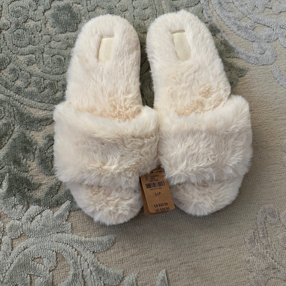 Cozy Cream Fuzzy Slippers